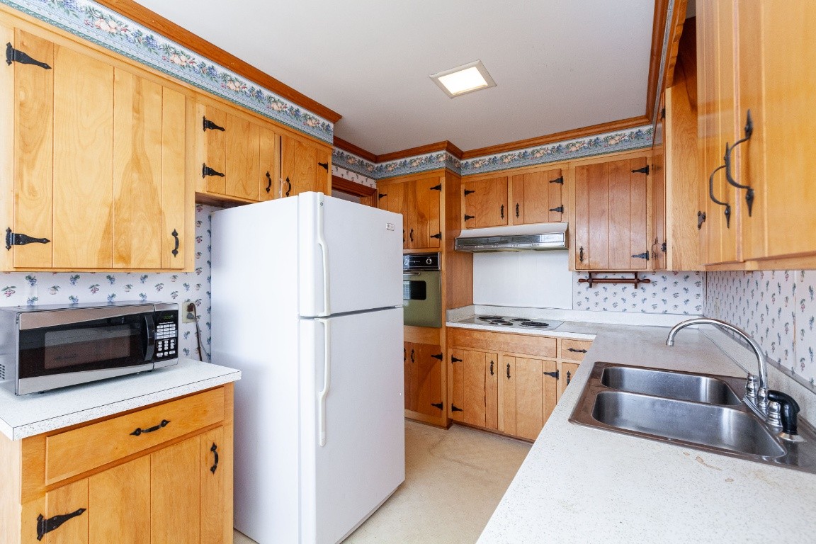 2102 Center Point Road Hendersonville, TN 37075 - Photo 22 of 50 a kitchen with granite countertop a refrigerator and a sink