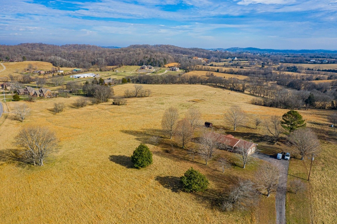 2102 Center Point Road Hendersonville, TN 37075 - Photo 6 of 50 a view of an ocean and beach