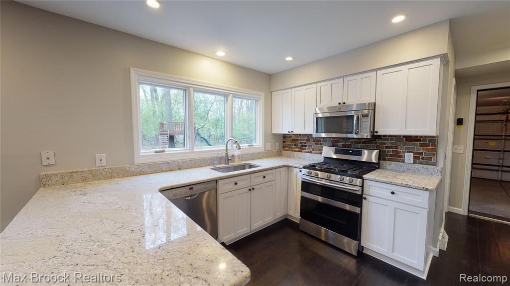 4990 Arrowhead Road West Bloomfield, MI 48323 - Photo 9 of 48