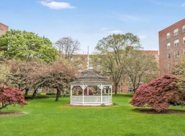 $2,295 | 210 Pelham Road, Unit 5C, New Rochelle, NY 10805