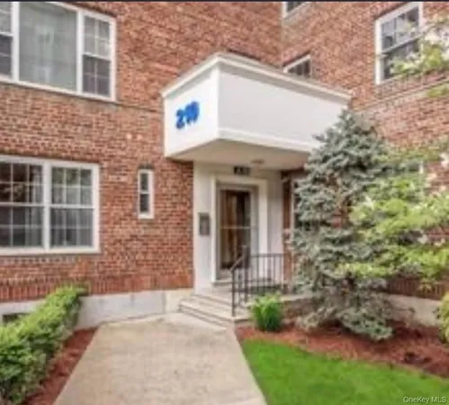 $2,295 | 210 Pelham Road, Unit 5C, New Rochelle, NY 10805