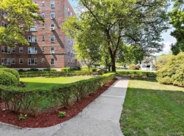 $2,295 | 210 Pelham Road, Unit 5C, New Rochelle, NY 10805