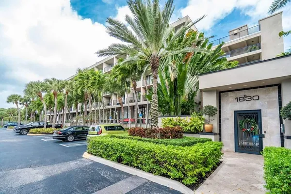 $2,000 | 1830 Embassy Drive, Unit 121, West Palm Beach, FL 33401