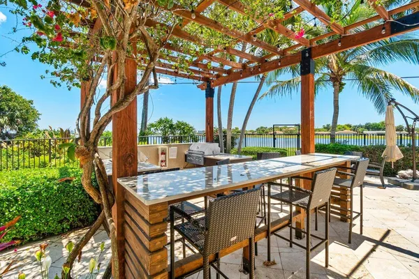 $2,000 | 1830 Embassy Drive, Unit 121, West Palm Beach, FL 33401