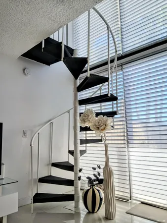 $2,000 | 1830 Embassy Drive, Unit 121, West Palm Beach, FL 33401