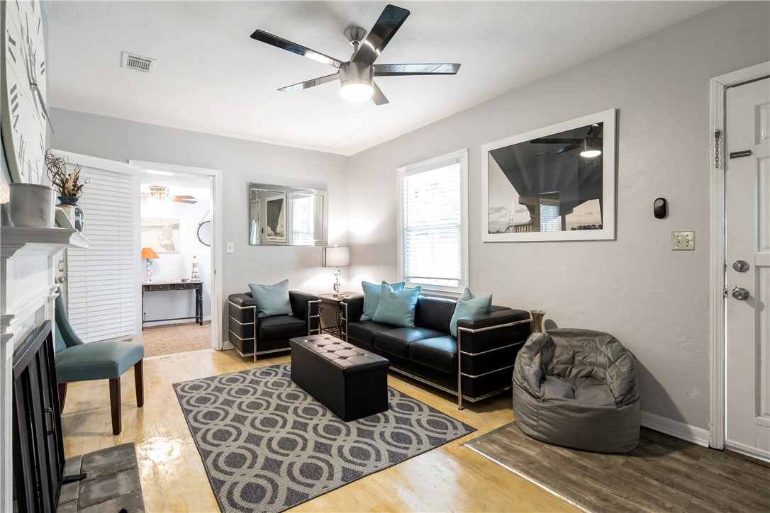2261 Townsend Street Brunswick, GA 31520 - Photo 3 of 33 LIVING ROOM