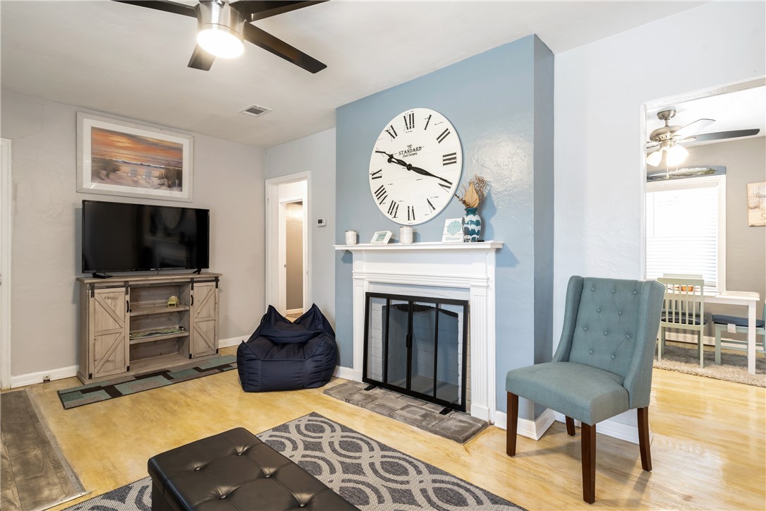 2261 Townsend Street Brunswick, GA 31520 - Photo 5 of 33 LIVING ROOM - FIREPLACE