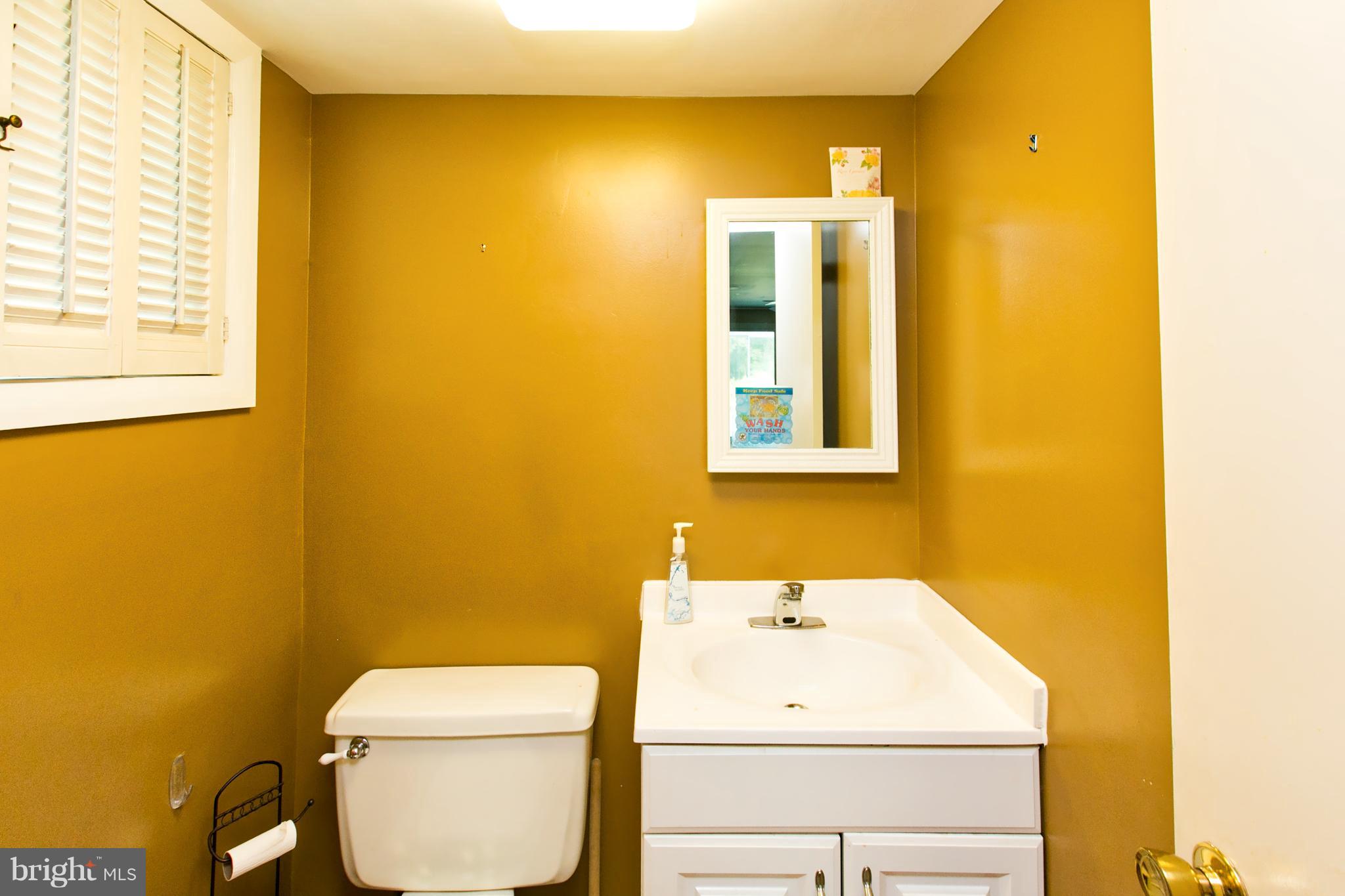 4624 Hawksbury Road Baltimore, MD 21208 - Photo 19 of 22 Bath