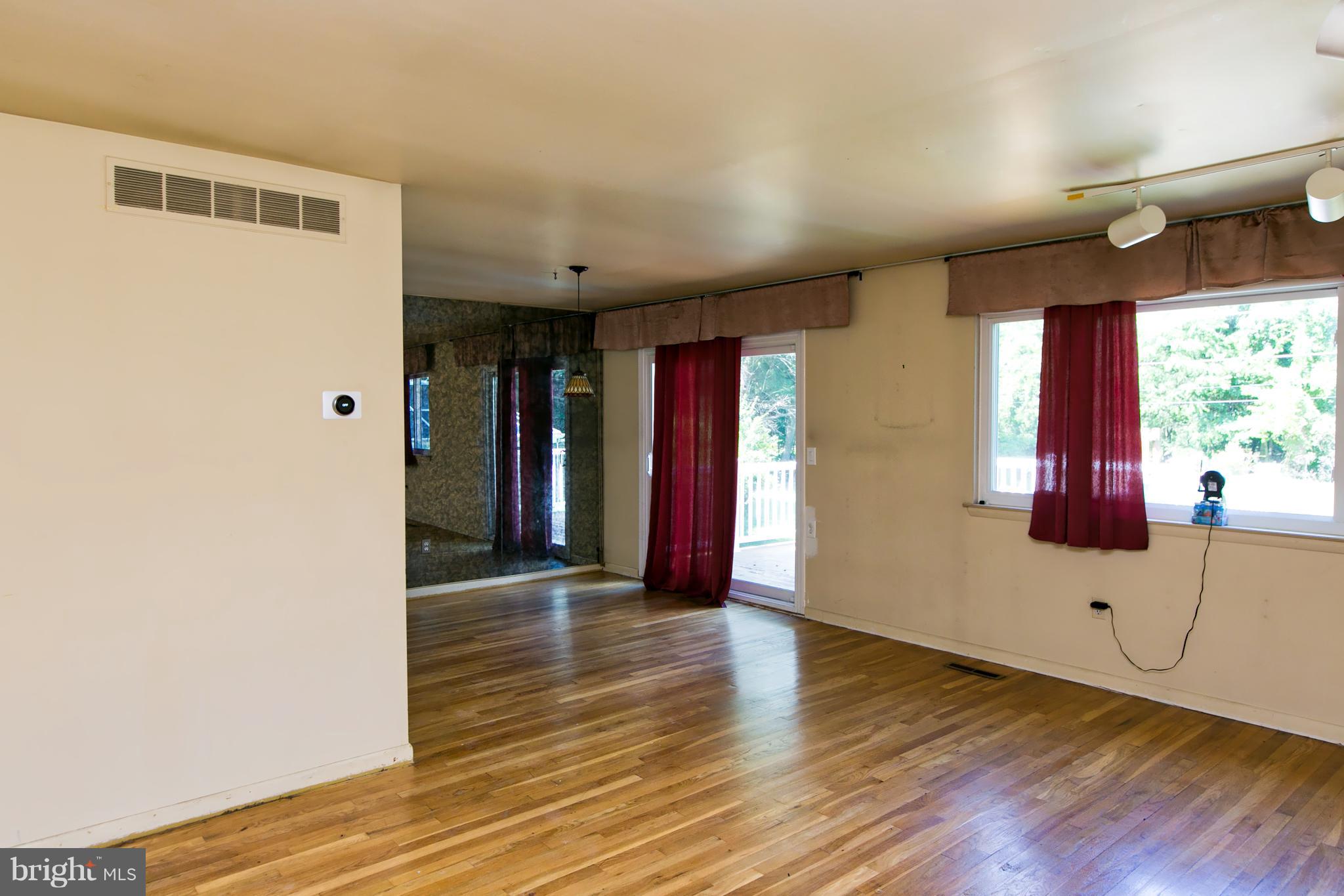 4624 Hawksbury Road Baltimore, MD 21208 - Photo 20 of 22 Living Room