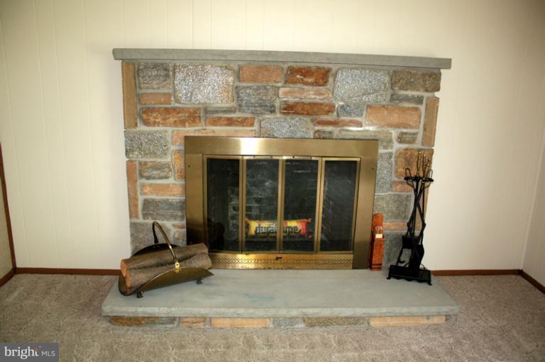 5305 Wertz Road Hampstead, MD 21074 - Photo 18 of 30 Living Room