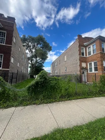 a view of a back yard of the house