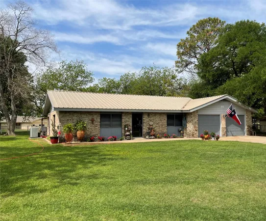 $2,100 | 215 Flamingo Circle, Highland Haven, TX 78654