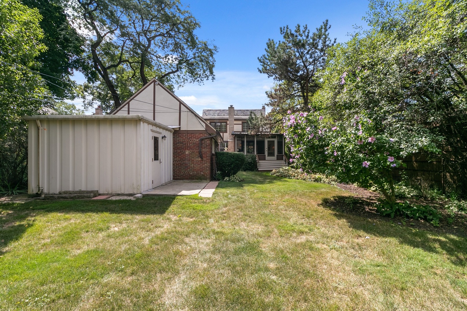 258 Southcote Road Riverside, IL 60546 - Photo 25 of 31 a view of a yard in front of house