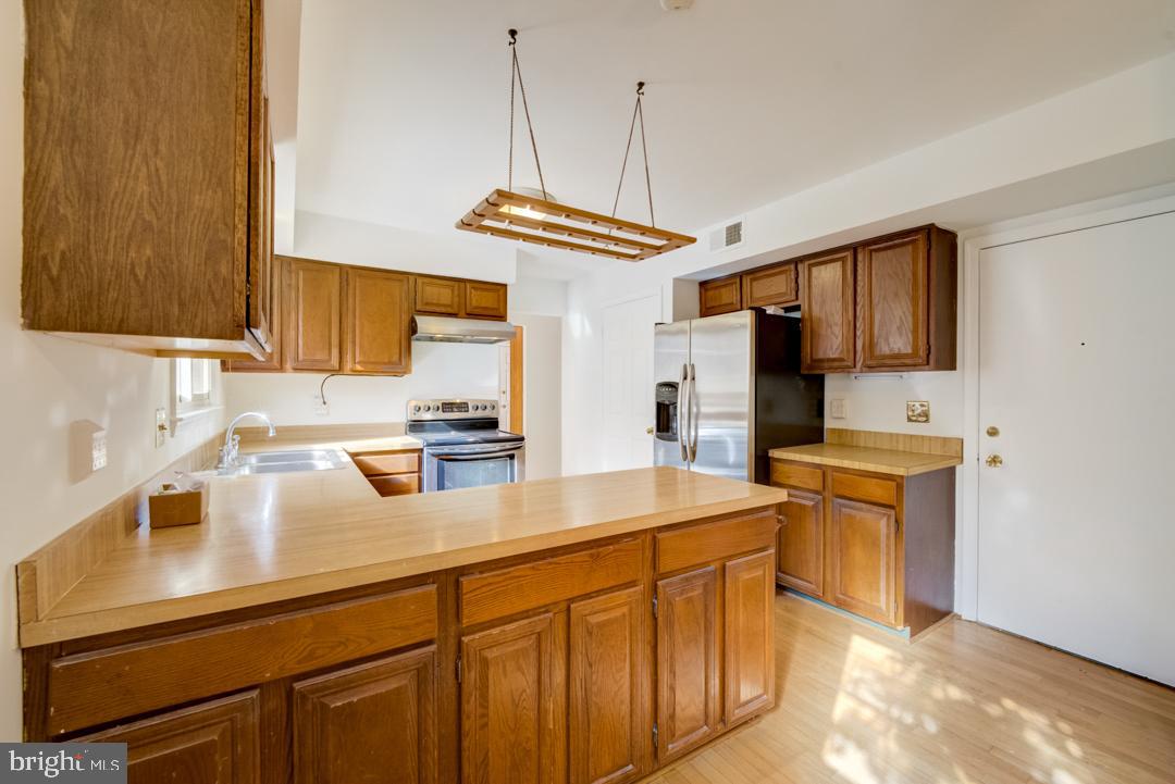 127 Peyton Road Sterling, VA 20165 - Photo 4 of 35 Gallery Image 4