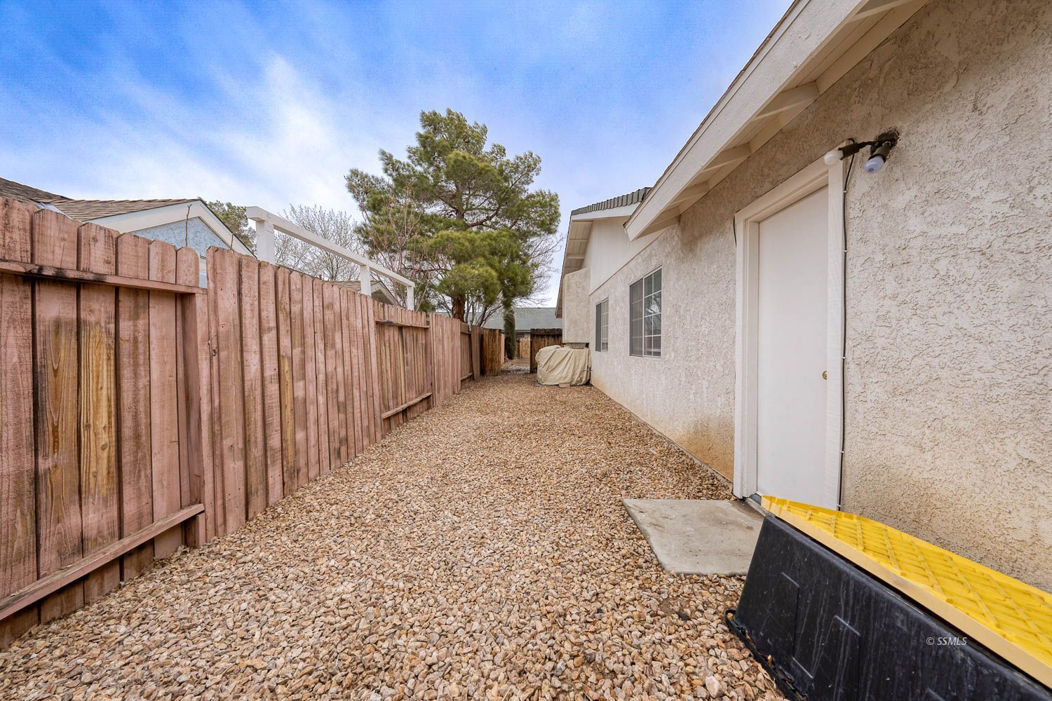 800 Valarie Street Ridgecrest, CA 93555 - Photo 34 of 39 a view of a back yard of the house