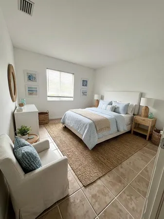 $1,900 | 1100 Summer Street, Unit 7, Palm Springs, FL 33461