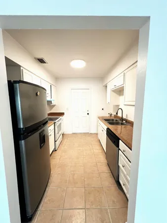 $1,900 | 1100 Summer Street, Unit 7, Palm Springs, FL 33461