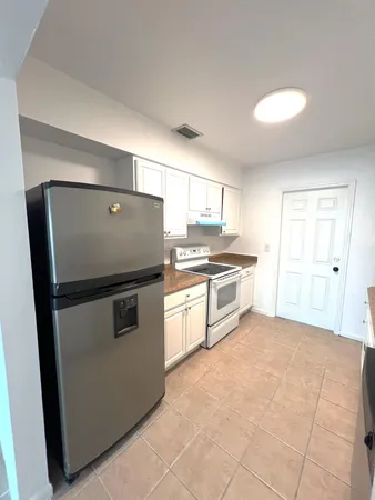 $1,900 | 1100 Summer Street, Unit 7, Palm Springs, FL 33461