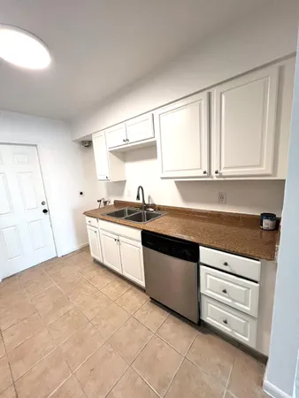 $1,900 | 1100 Summer Street, Unit 7, Palm Springs, FL 33461