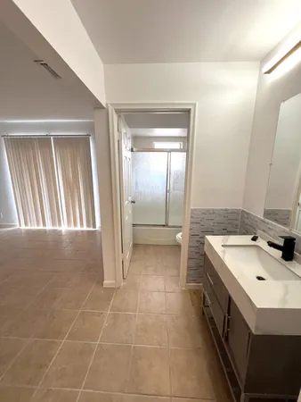 $1,900 | 1100 Summer Street, Unit 7, Palm Springs, FL 33461