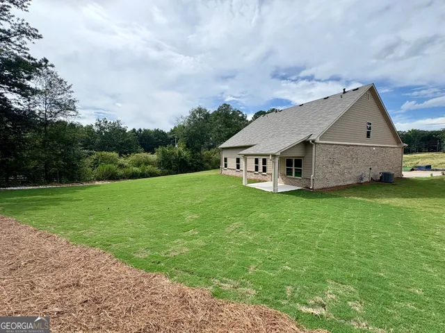 a view of a house with backyard and garden
