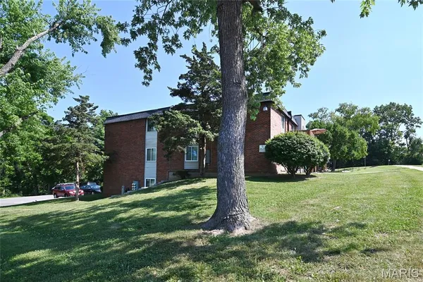 $74,995 | 2745 Westphalia Court, Unit F, Oakville, MO 63129