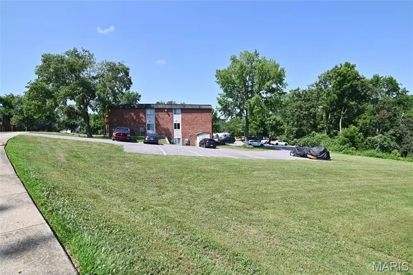 $74,995 | 2745 Westphalia Court, Unit F, Oakville, MO 63129