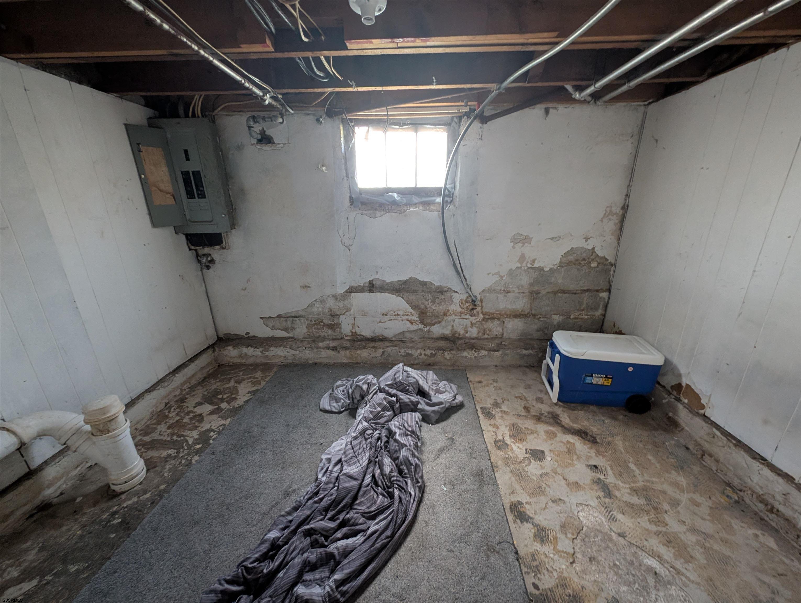 237 Guard Place Pleasantville, NJ 08232 - Photo 4 of 16 a room with a couch and a table