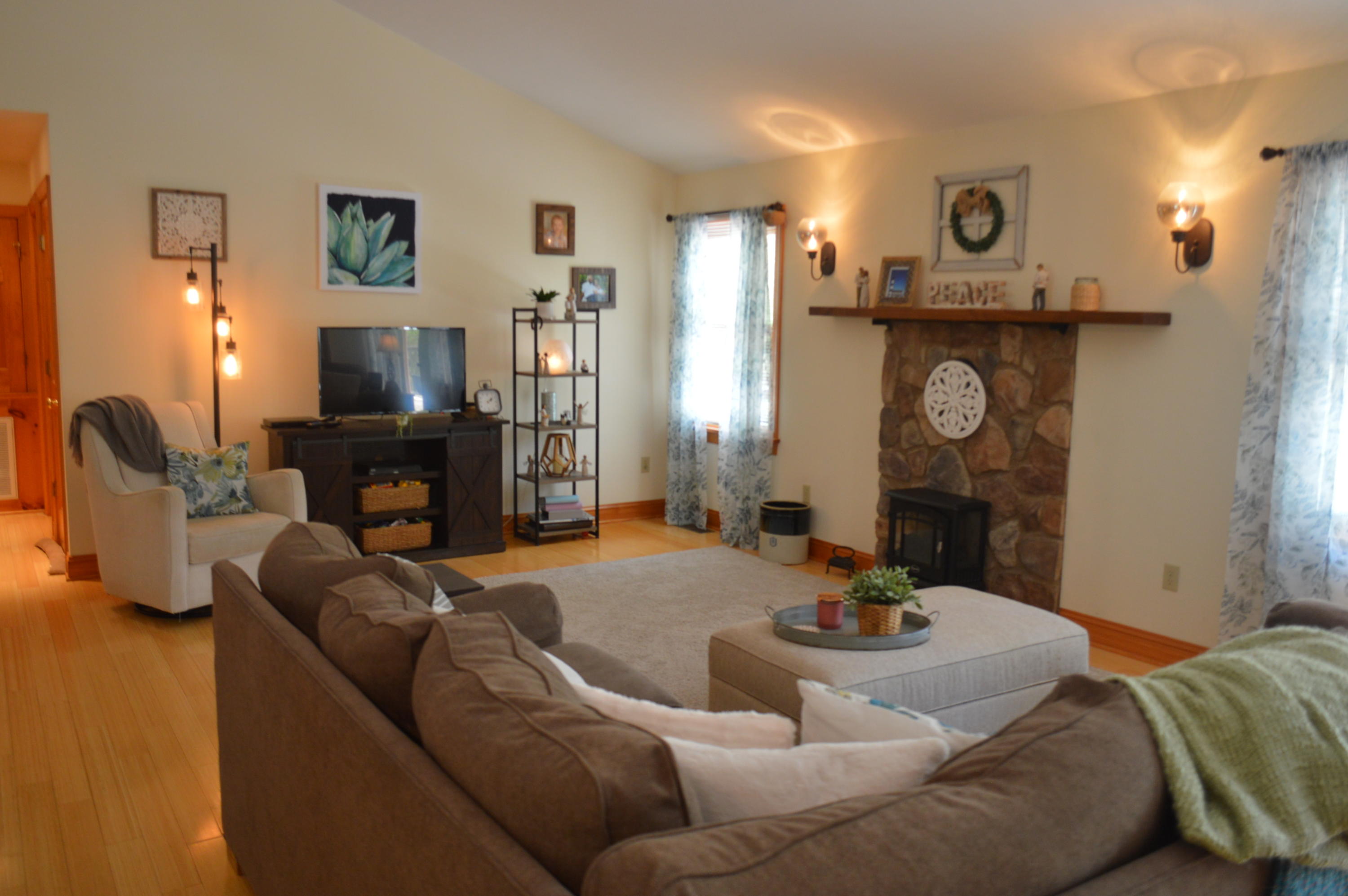 137 Ridge Road New Castle, VA 24127 - Photo 13 of 22 Living Room