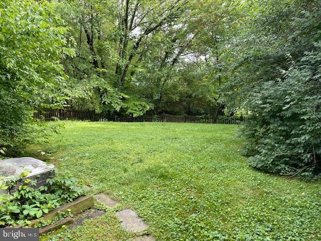 7121 Thrasher Road McLean, VA 22101 - Photo 4 of 4 a view of a garden with a tree