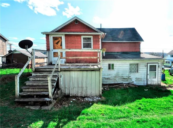 a view of a house with a backyard