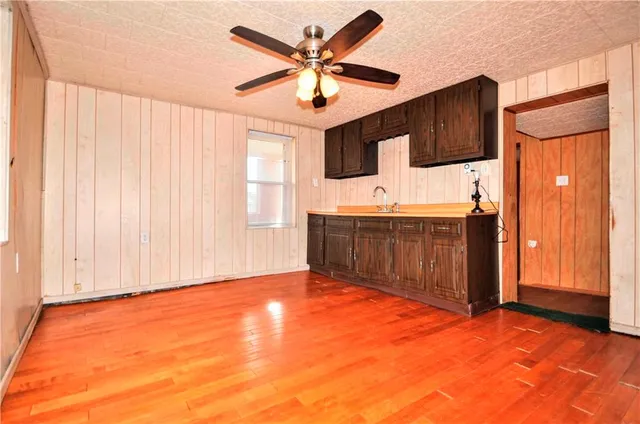a view of a livingroom with a workspace