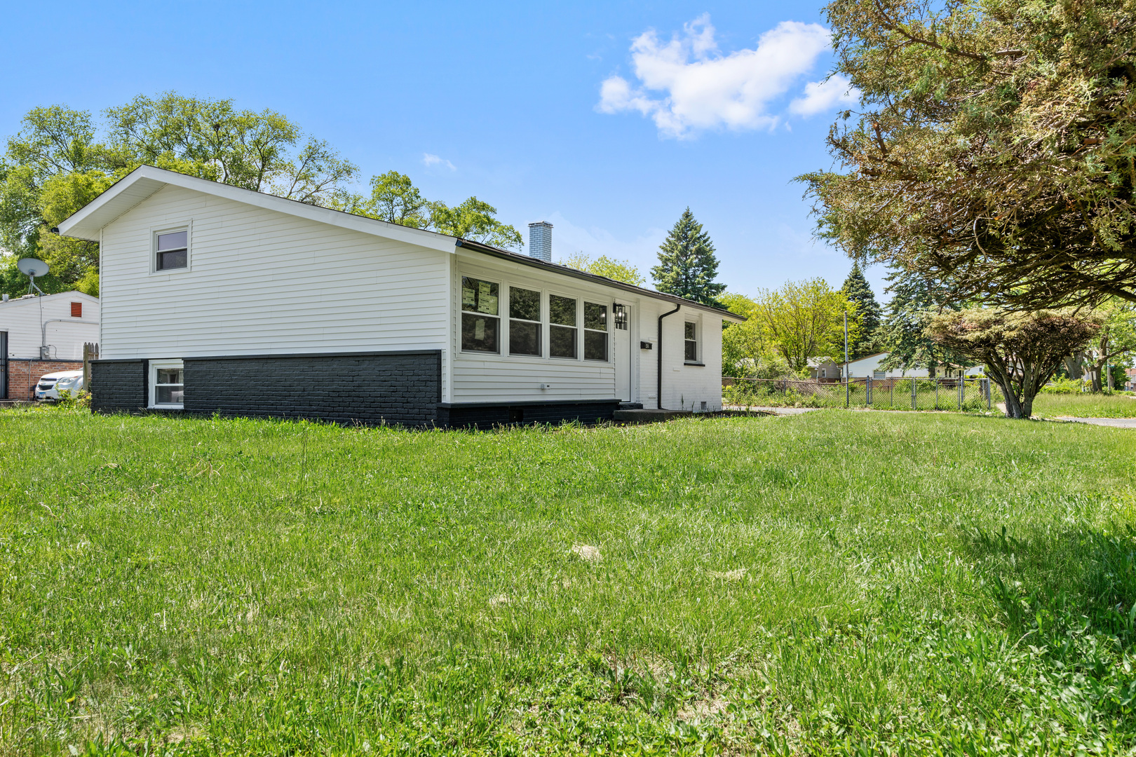 2711 Lancaster Drive Markham, IL 60428 - Photo 2 of 20