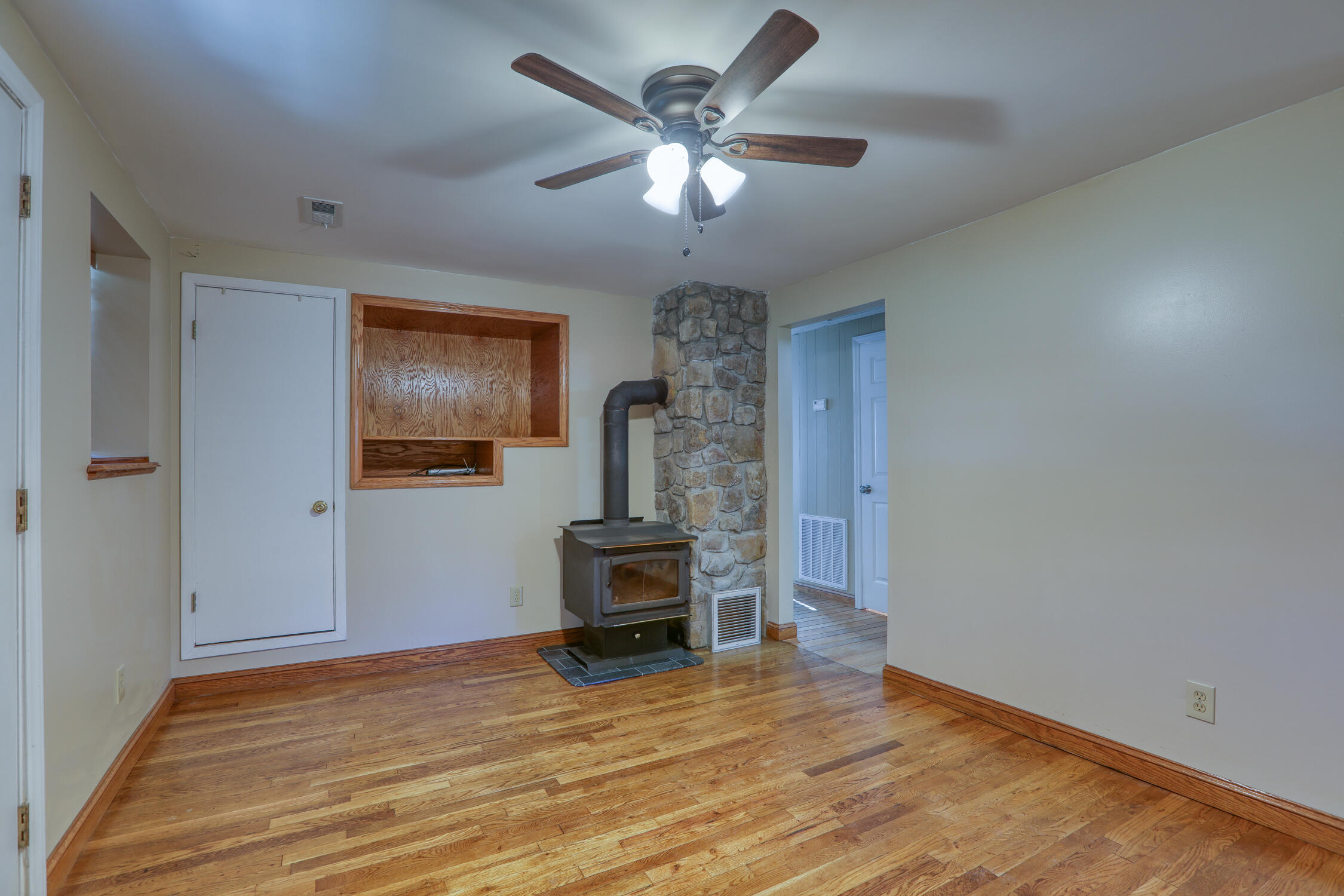 356 Gravely Valley Road Surgoinsville, TN 37873 - Photo 50 of 69 Living room.