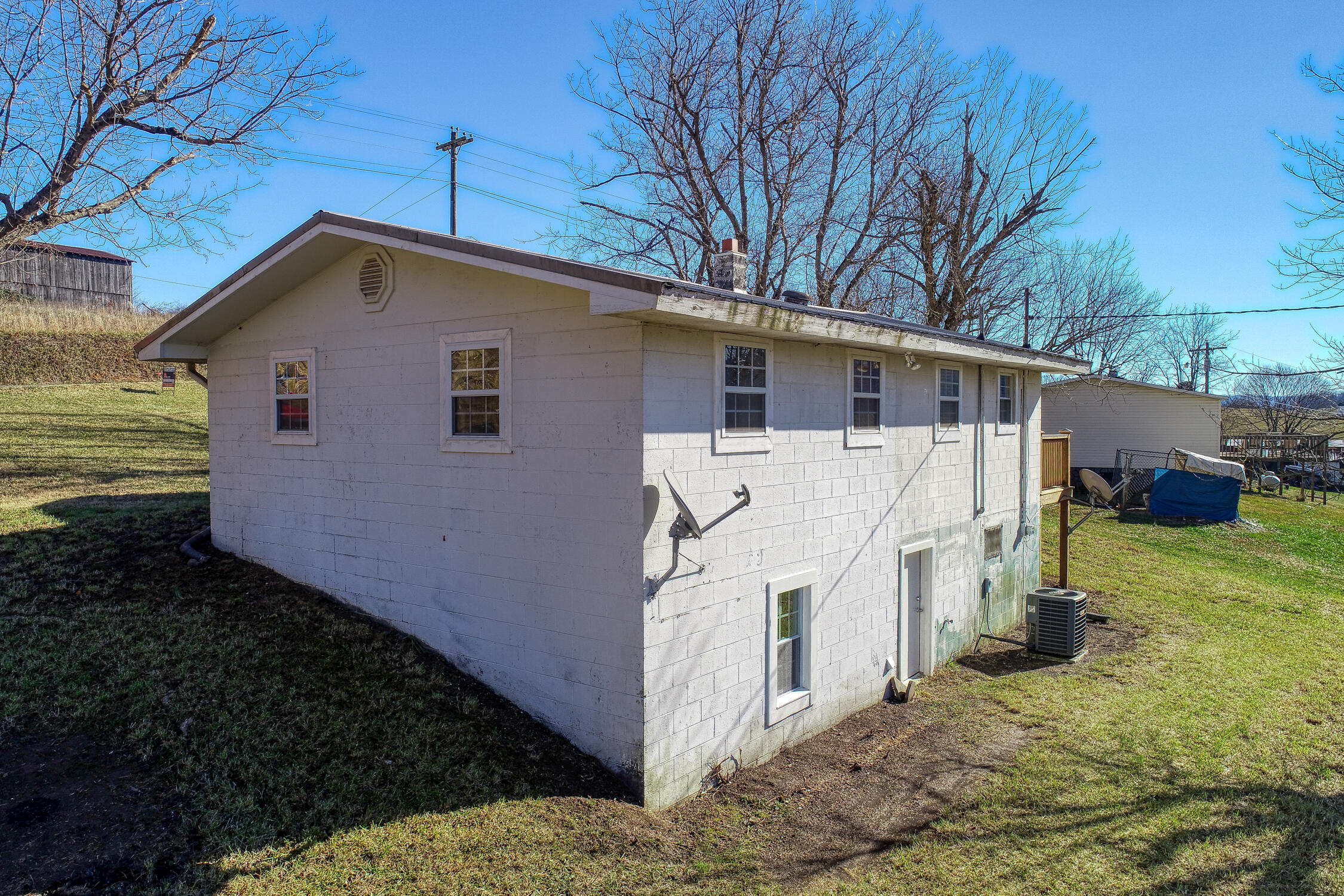 356 Gravely Valley Road Surgoinsville, TN 37873 - Photo 10 of 69 BG. 356 Gravely. Surg MLSa (14 of 29) V
