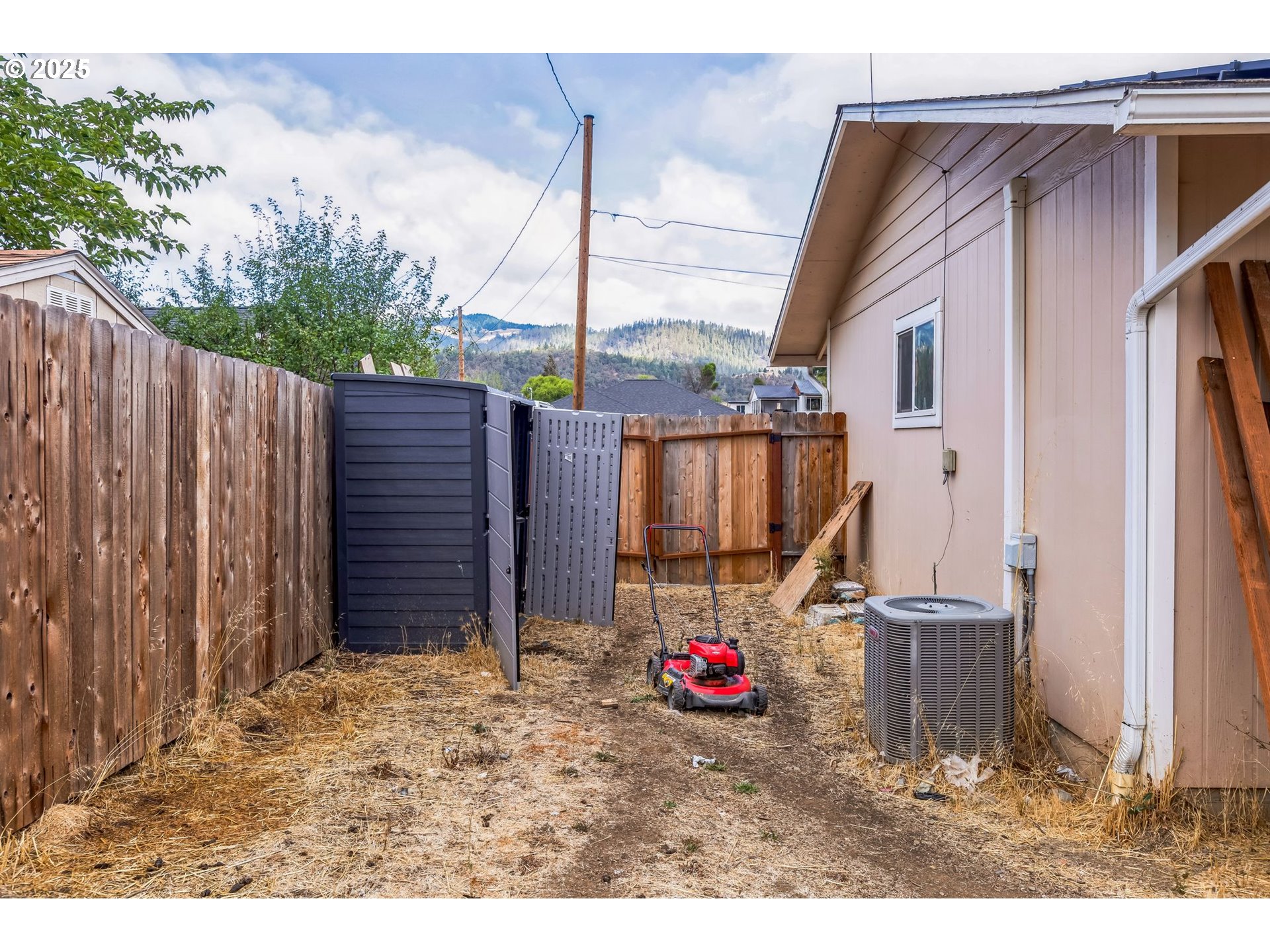 663 East 4th Avenue Riddle, OR 97469 - Photo 3 of 40