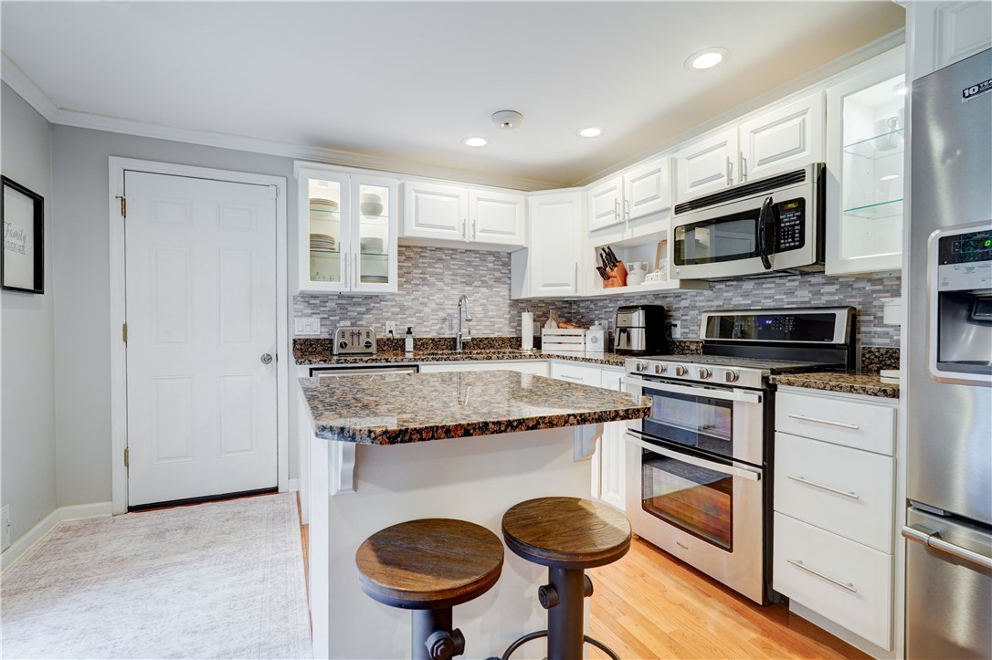 11 Stuyvesant Road Pittsford, NY 14534 - Photo 5 of 29 Updated Kitchen with granite countertops and Breakfast Bar
