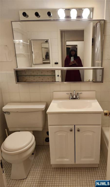 6600 Boulevard East, Unit 8A West New York, NJ 07093 - Photo 13 of 24 a bathroom with a sink toilet and mirror