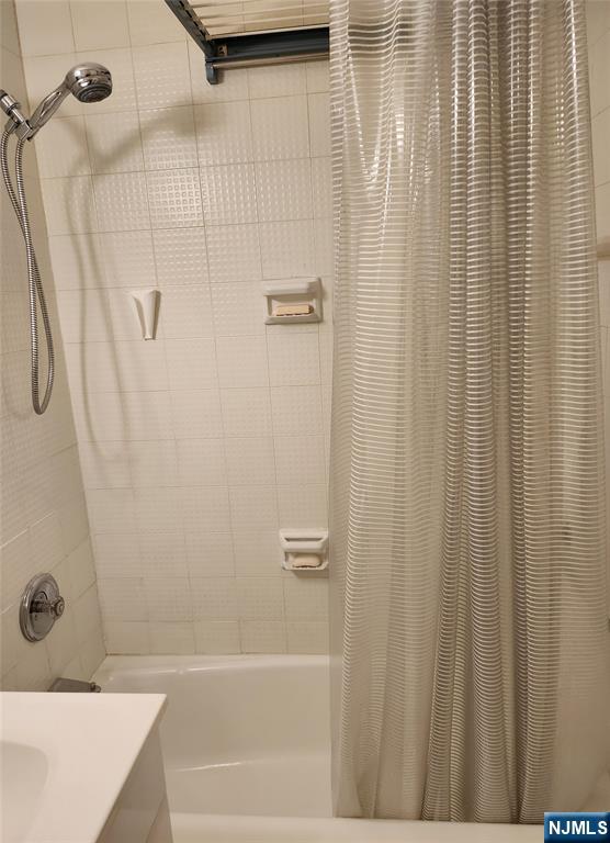 6600 Boulevard East, Unit 8A West New York, NJ 07093 - Photo 14 of 24 a bathroom with a shower and a bath tub