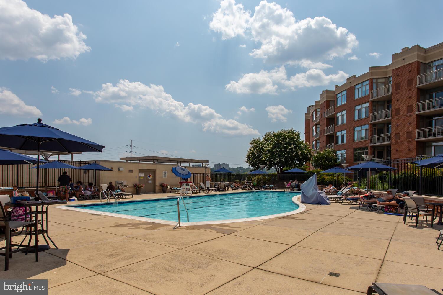 3650 South Glebe Road, Unit 239 Arlington, VA 22202 - Photo 36 of 38 a view of a yard with a table and chairs under an umbrella
