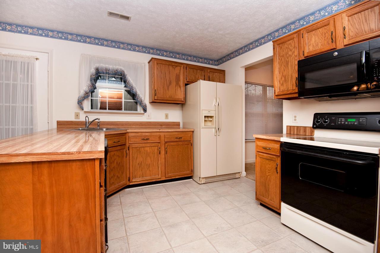 14 Wells Road Stafford, VA 22556 - Photo 12 of 22 Spacious Kitchen with adjoining Breakfast Room