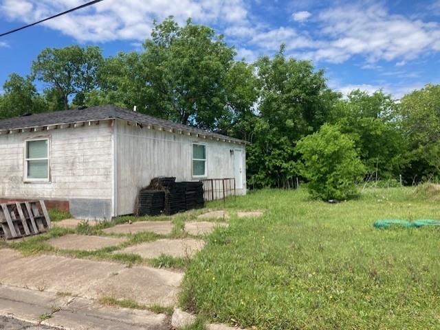 2434 South 9th Street Waco, TX 76706 - Photo 15 of 16 a view of a house with backyard and sitting area