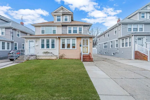 a view of a house with a yard