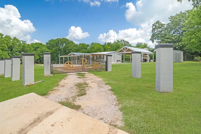 a view of a house with backyard and a garden