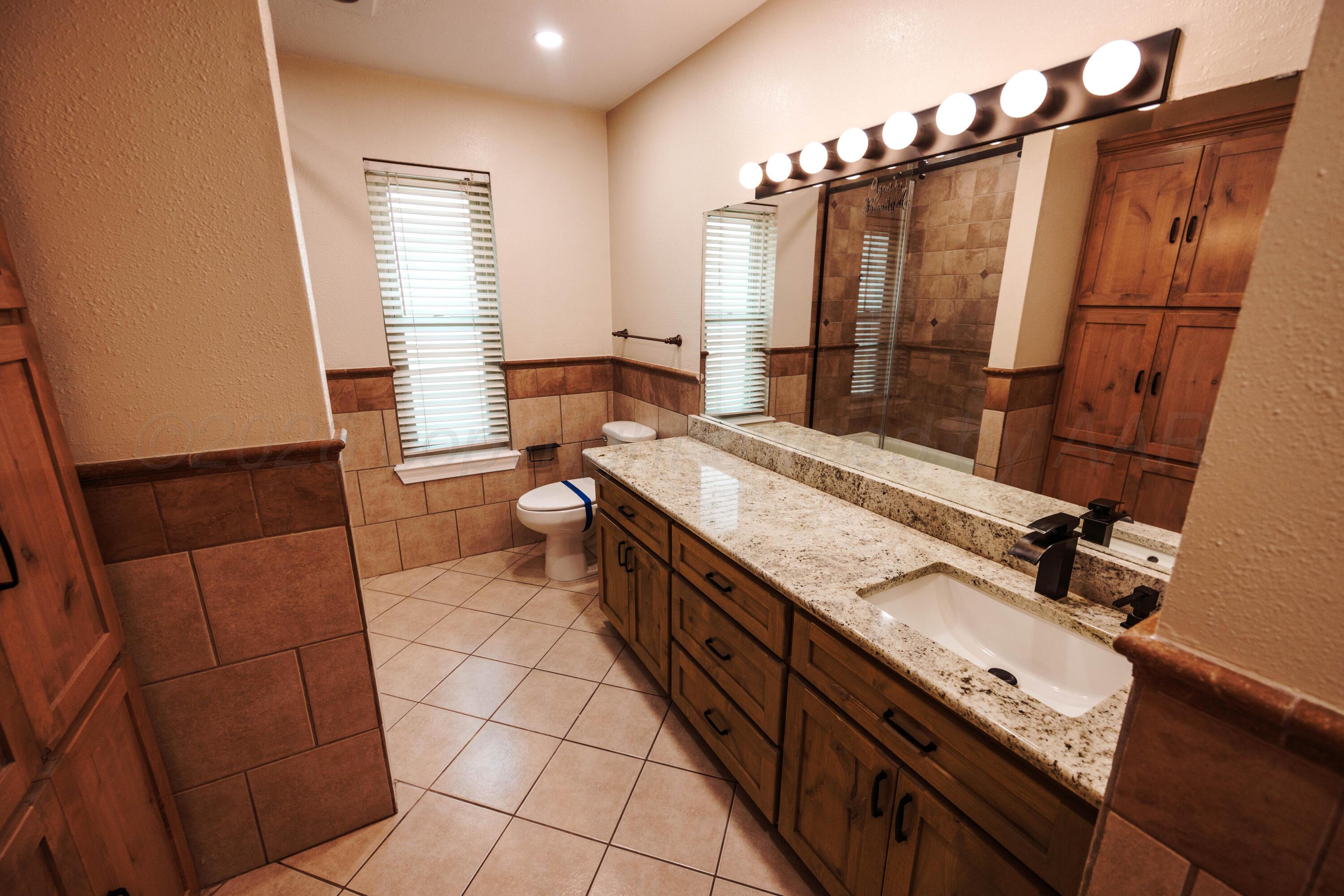 2009 Southwest 19th Avenue Perryton, TX 79070 - Photo 27 of 49 Bathroom1.1