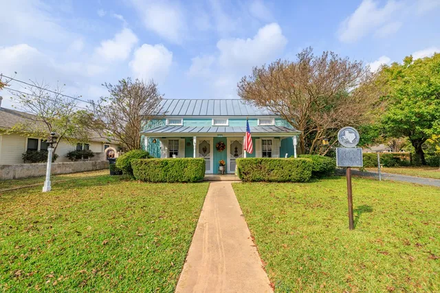 a view of house with a yard