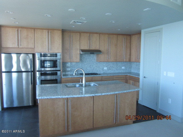 120 East Rio Salado Parkway, Unit 604 Tempe, AZ 85281 - Photo 3 of 14 Kitchen