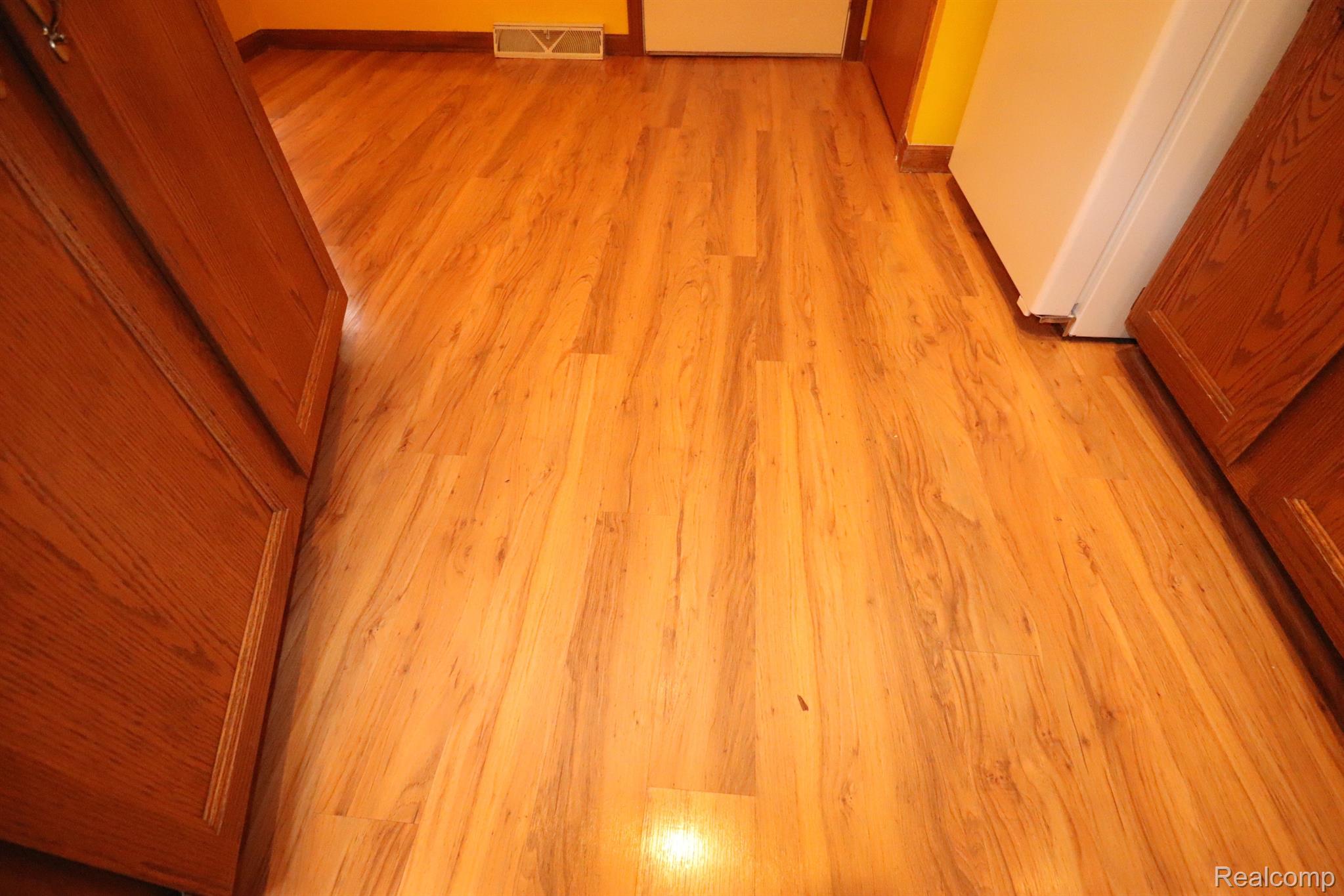 2019 Rendall Drive Jackson, MI 49201 - Photo 6 of 23 Kitchen Flooring