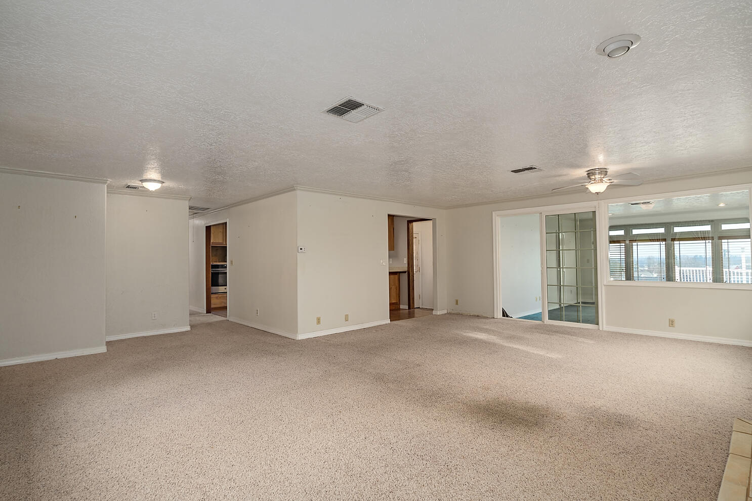 3812 Old Stage Road Central Point, OR 97502 - Photo 10 of 38 Living Room