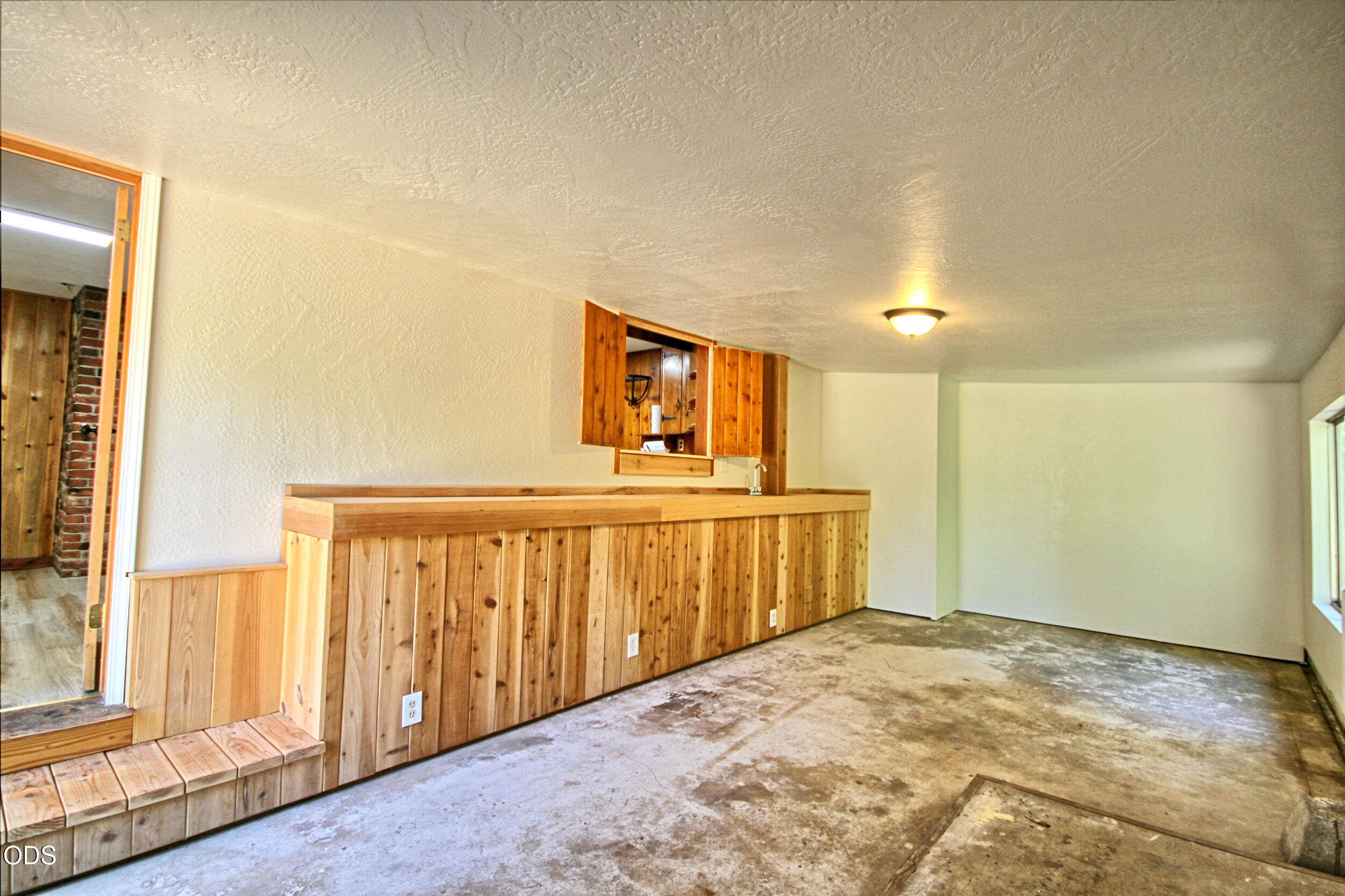 2525 Kinney Creek Road Jacksonville, OR 97530 - Photo 23 of 38 a view of a hallway